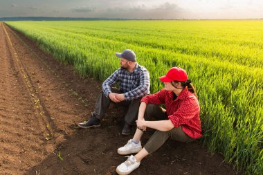 Genç çiftçilerin ekili incelenirken buğday alanları