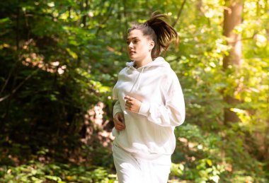 Genç, güzel, beyaz bir kadın antrenman yapıyor..