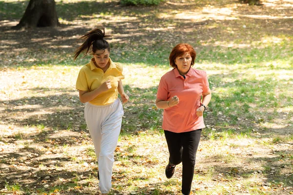 Anne ve kızı Park'ta çalışan