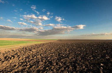 Baharda sürülmüş tarlalar Mavi gökyüzüyle.