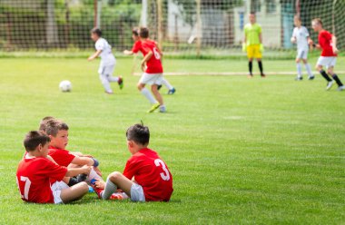 Bir out bekleyen çocuklar futbol
