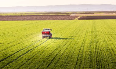 Traktör yapay gübre yayıyor. Ulaşım, tarım.