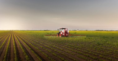 Pestisitler soya sahada püskürtücü ile bahar püskürtme traktör