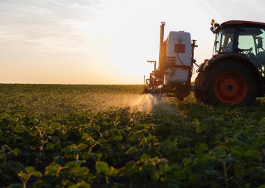 Pestisitler soya sahada püskürtücü ile bahar püskürtme traktör