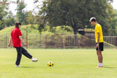 Futbol sahasında birkaç futbol antrenmanı.