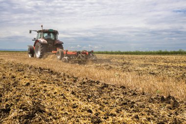 Traktör tohum ekmeye hazırlanıyor. Ekmeden önce tarla tutacağı olan traktör. Baharda ekilmek üzere toprağı hazırlıyorum., 