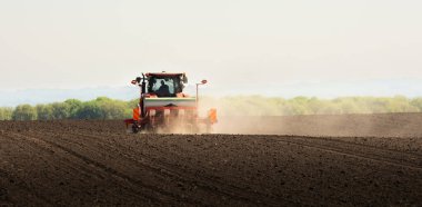 Tarım makineleri - mısır ekimi için traktör ve ekici