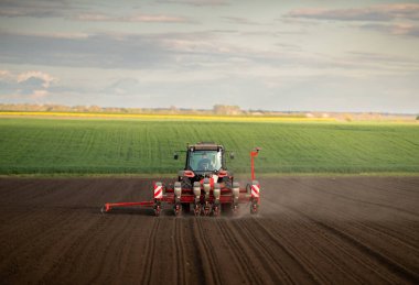 Tarım makineleri - mısır ekimi için traktör ve ekici