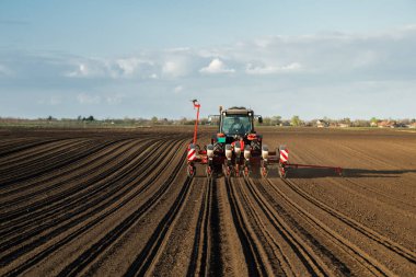 Tarım makineleri - mısır ekimi için traktör ve ekici