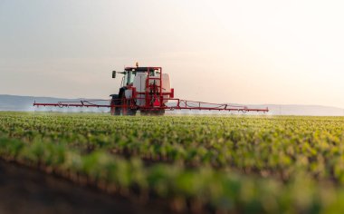 Pestisitler soya sahada püskürtücü ile bahar püskürtme traktör