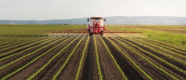 Pestisitler soya sahada püskürtücü ile bahar püskürtme traktör
