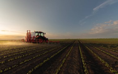 Pestisitler soya sahada püskürtücü ile bahar püskürtme traktör
