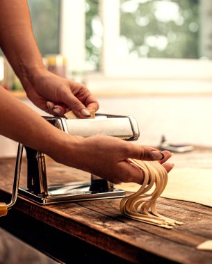 Kız hamur mutfak ve hayalleri kneads. O Ocağın yanında mutfakta yemek hazırlanıyor.