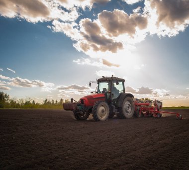 Tarım makineleri - mısır ekimi için traktör ve ekici