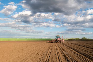 Tarım makineleri - mısır ekimi için traktör ve ekici