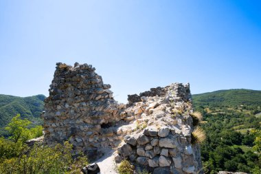 Güneş ışınları, dağ manzarası. Yazın antik mimari ile dağların güzel manzarası