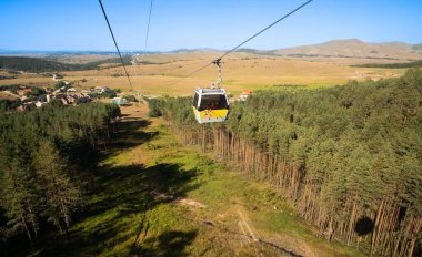 Kayak merkezi, teleferik teleferiği yaz boyunca. Dağda güneşli bir gün