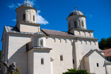 Sırbistan 'ın eski Ortodoks manastırı güneşli bir günde. Milesevo Manastırı