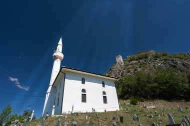 Eski camii. Dağlarda güzel bir günde cami.