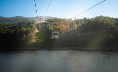 Kayak merkezi, teleferik teleferiği yaz boyunca gölden uzak durur. Dağda güneşli bir gün