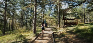 Genç, güzel, beyaz bir kadın antrenman yapıyor..