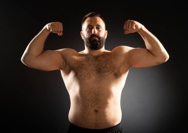 Siyah bir geçmişi olan bir adamın portresi. Üstsüz adam antrenmanı.