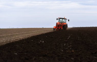  Traktör akşamları tarlayı sürüyor..