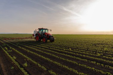 Pestisitler soya sahada püskürtücü ile bahar püskürtme traktör