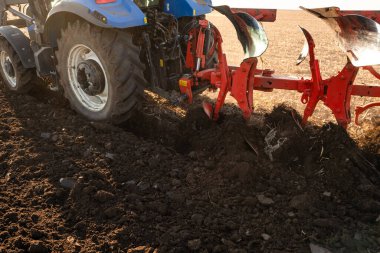  Traktör akşamları tarlayı sürüyor..