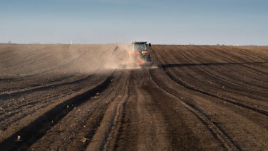 Traktör sürme çiftliği akşam yeni ekin ekimi için toprağı hazırlıyor..