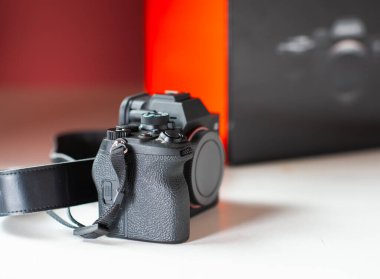 Stüdyoda çekilen dijital kamera gövdesi