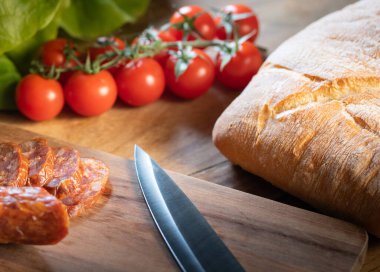 Kesme tahtasında kurutulmuş domuz sosisi. Üst görünüm.