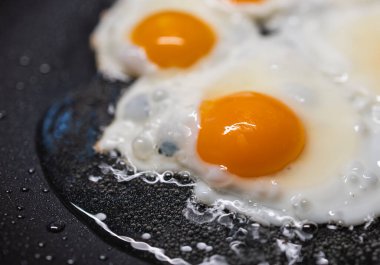 Yumurtalar kızartma tavasında kapanıyor