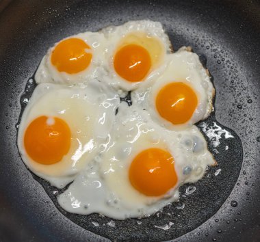 Yumurtalar kızartma tavasında kapanıyor