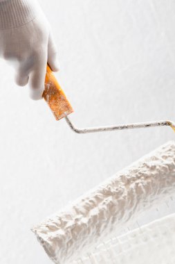 Beyaz renkli kovada yakın çekim boya silindiri.