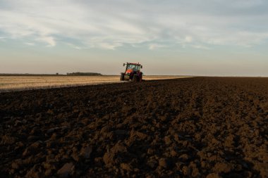  Traktör akşamları tarlayı sürüyor..
