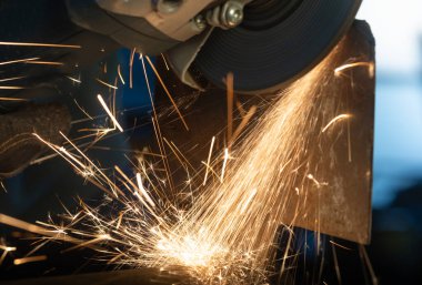 Kıvılcım ve alevlerle çalışan öğütücü. Yaklaş.