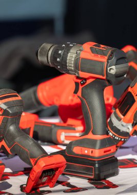  Raflardaki elektrikli aletler. Perakende mağazasında elektrikli araçlar gösteriliyor. 