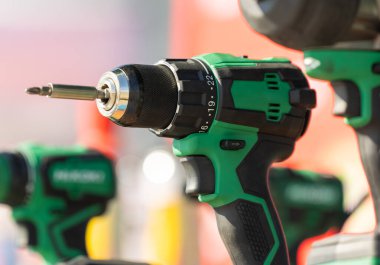  Raflardaki elektrikli aletler. Perakende mağazasında elektrikli araçlar gösteriliyor. 