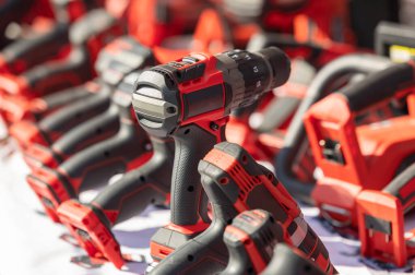  Raflardaki elektrikli aletler. Perakende mağazasında elektrikli araçlar gösteriliyor. 