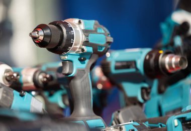  Raflardaki elektrikli aletler. Perakende mağazasında elektrikli araçlar gösteriliyor. 