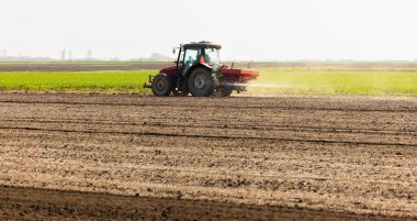 Traktör yapay gübre yayıyor. Ulaşım, tarım.