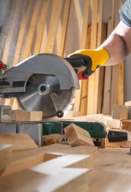 Marangoz ahşap bataryayı ustalıkla keserken dairesel testere kullanılıyor.. 