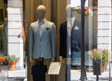 Moda mağazasında mankenler. Alışveriş merkezinde vitrin mankenleriyle.