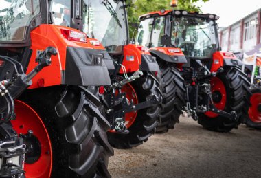 Arka arkaya sergilenen yeni tarım traktörleri. Uluslararası Tarım Teknikleri Fuarı 