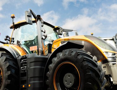 Arka arkaya sergilenen yeni tarım traktörleri. Uluslararası Tarım Teknikleri Fuarı 