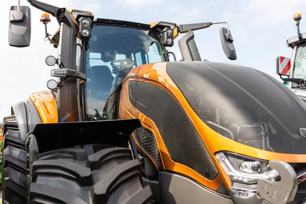 Arka arkaya sergilenen yeni tarım traktörleri. Uluslararası Tarım Teknikleri Fuarı 