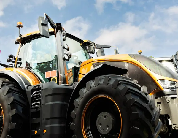 Arka arkaya sergilenen yeni tarım traktörleri. Uluslararası Tarım Teknikleri Fuarı 