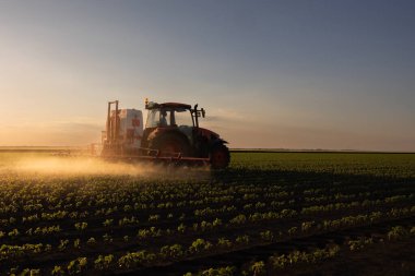 Pestisitler soya sahada püskürtücü ile bahar püskürtme traktör