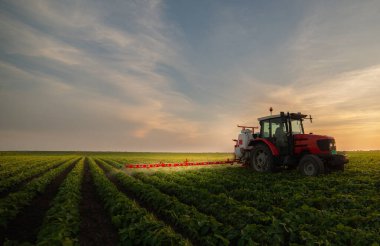 Pestisitler soya sahada püskürtücü ile bahar püskürtme traktör